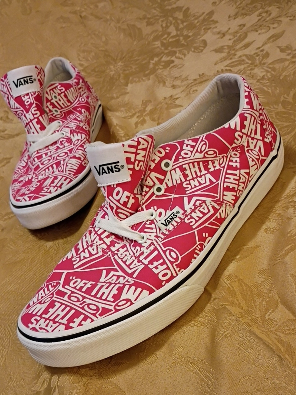 VANS Classic Red and White "VANS OFF THE WALL" Print Women's 8.5 Men's 7.0